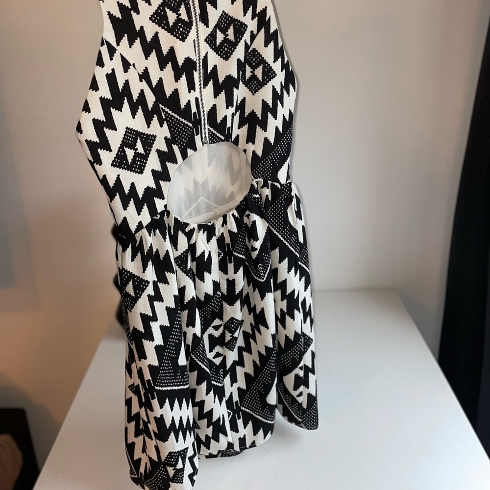 Short ‘Aztec’ Print Dress - Picture 2 of 2